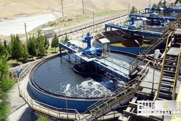 Jinsiy travesti barmoqlari va yalab korishi Molli Bennetni yoqadi va sodda odam sikilishga jurat eta