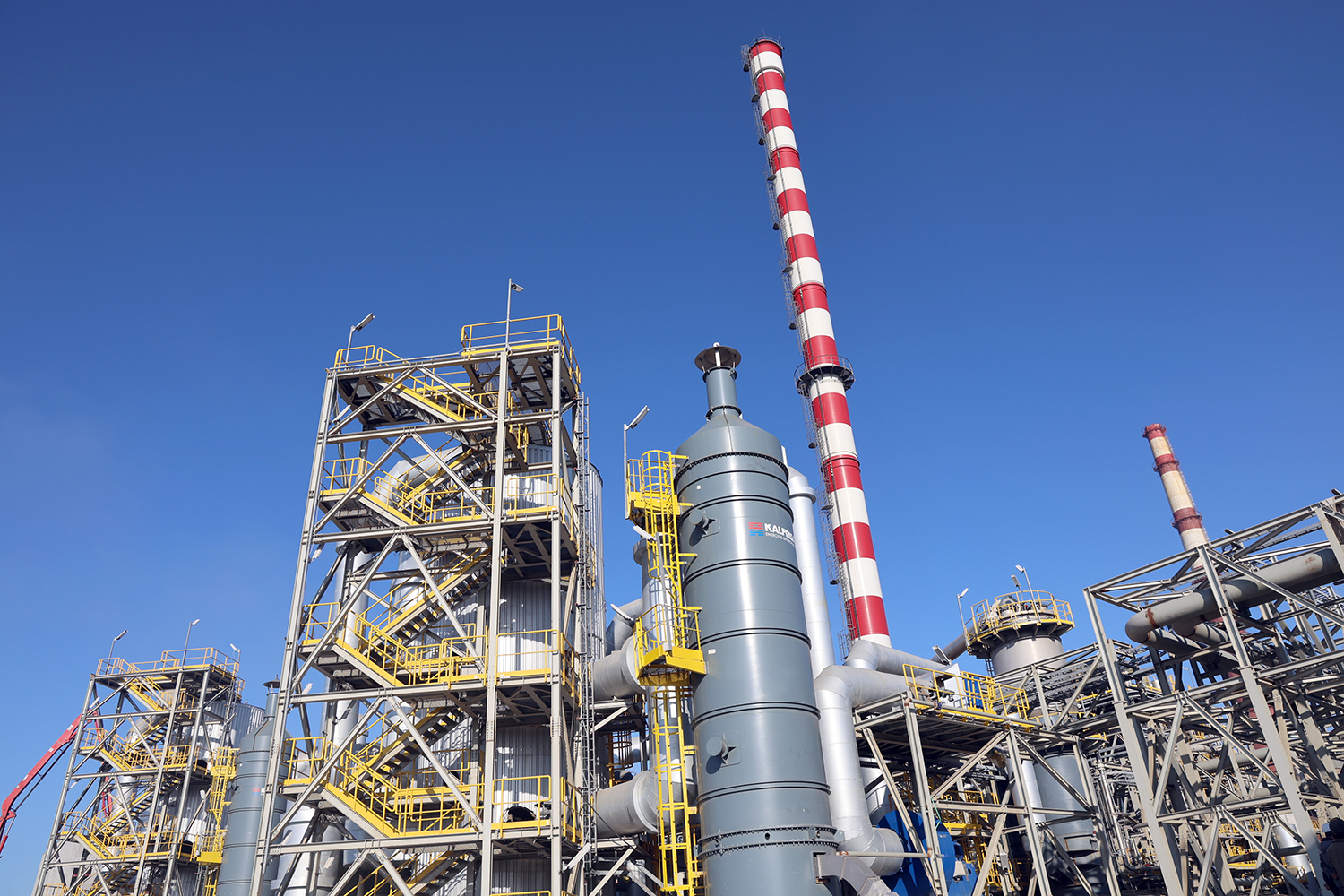 Yangi sulfat kislotasi sехida uskunalarni o‘rnatish-sozlash ishlari yakuniy bosqichda