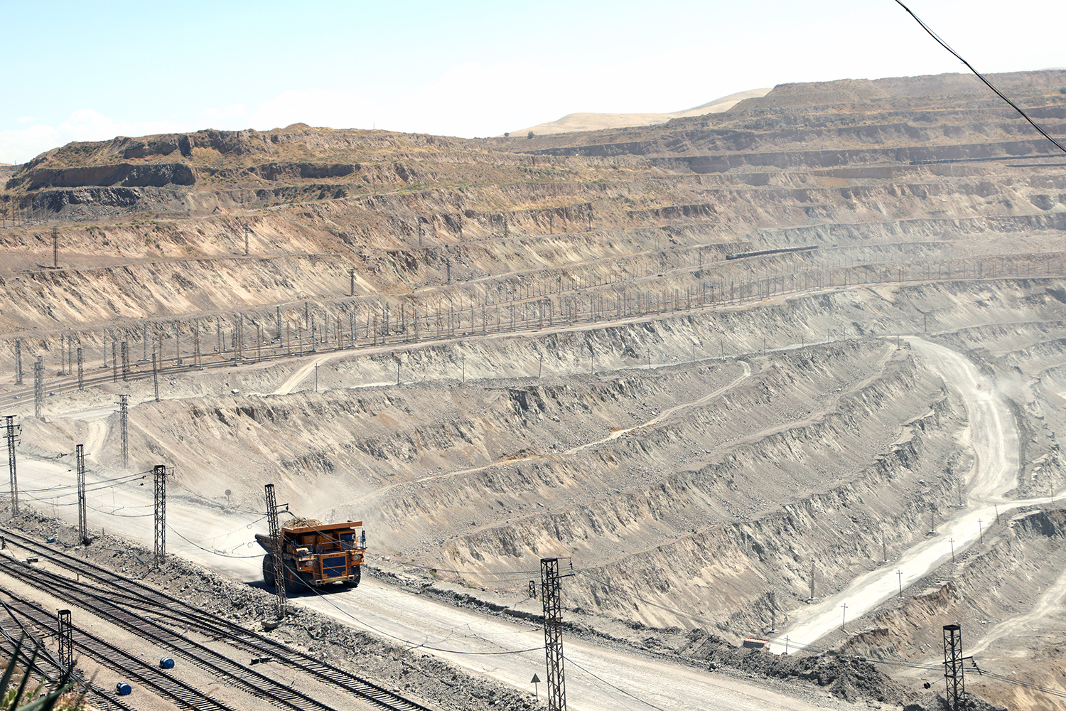 АГМК внедряет автоматизированную систему управления карьерной техникой