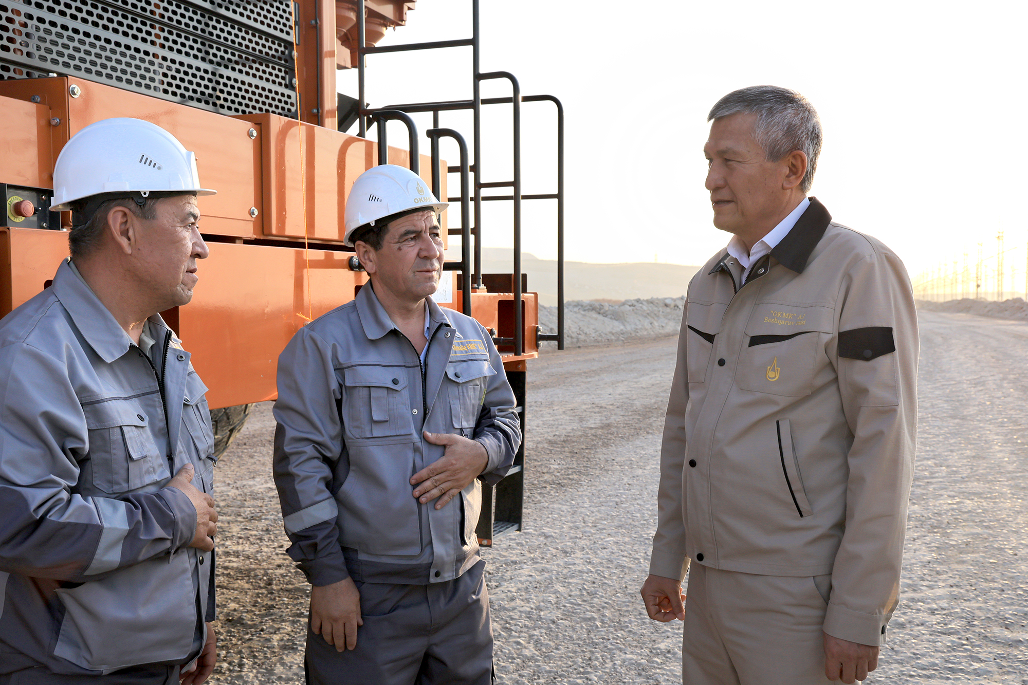 На рудниках АГМК начинают работу японские автосамосвалы